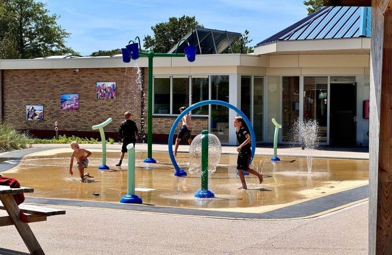 Playzone: Spielplatz und Wasserspritzplatz